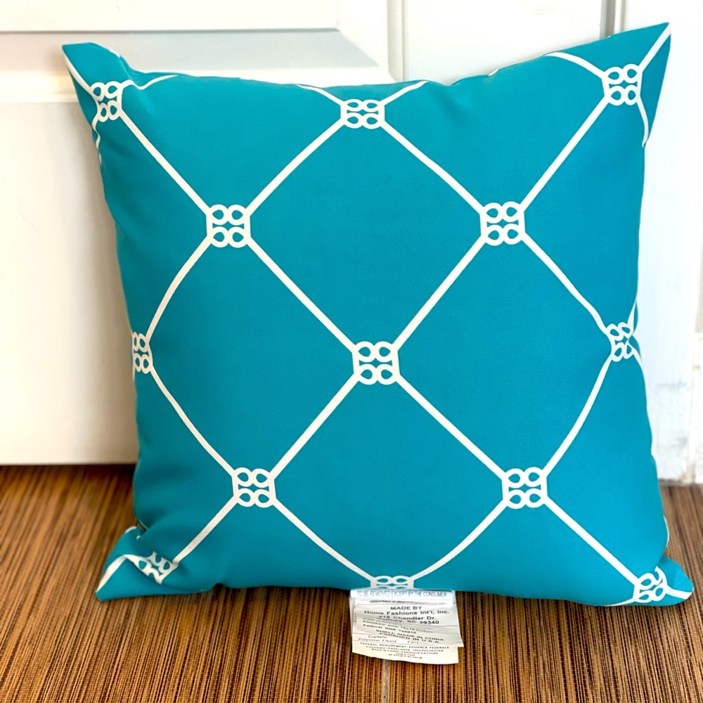 Outdoor throw pillow